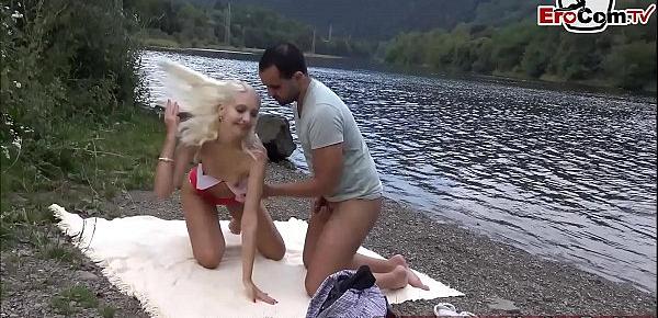  Deutsche dünne blondine mit kleinen titten macht einen outdoor porno mit ihrem Freund